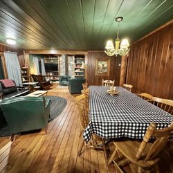 Mackinaw Timbers Cabins - Dining room