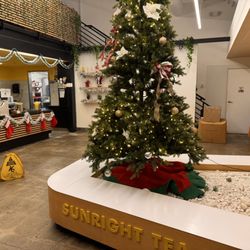 Sunright Tea Studio - Little Tokyo - Beautiful Christmas tree inside Sunright Tea Studio with plenty of seating available around the Christmas tree.