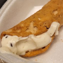 Mona Lisa Restaurant & Bar - Flavorless Cannoli