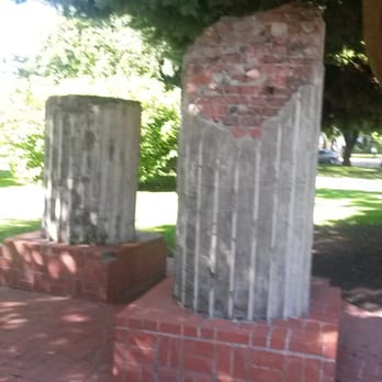 Oregon State Capitol - The remaining pillars - Landmarks & Historical Buildings Near Me - Salem, Oregon
