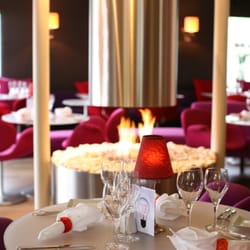 Loungeatude - Une table de la 'Grande' Salle à Manger - près du feu ouvert