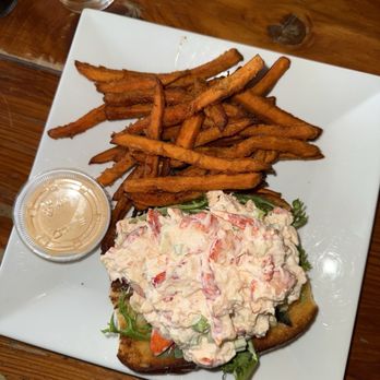 Love Lane Kitchen - Lobster roll and sweet potato fries - Breakfast & Brunch Near Me - Mattituck, New York
