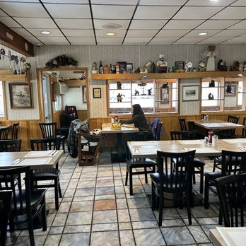 Billy's Pocono Diner - a woman sitting at a table - Diners Near Me - Tannersville, Pennsylvania Billy's Pocono Diner - a woman sitting at a table - Diners Near Me - Tannersville, Pennsylvania