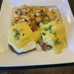 Eggs Benedict with diced potatoes Eggs Benedict with diced potatoes