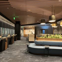 Alaska Lounge - Terminal 1 - Spacious and nice