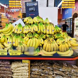 El Toro Loco Market - Bananas, maíz blanco, maíz morado, maíz peruano.