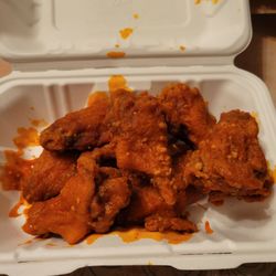 Sal & Pat's Pizza - Garlic hot wings