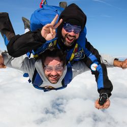 Parachutisme 71 - Pas très loin de dijon, rejoignez parachutisme 71 pour une dos d'adrénaline