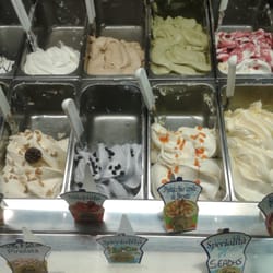 Gelateria Ciro - veramente ottimo! da notare la selezione di gusti locali come mirto, seadas e ciro ^.^