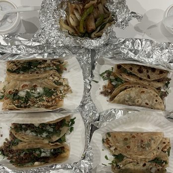 El Borrego Taqueria - Chicken tacos (top left and bottom right), fajita tacos (bottom left and top right) - Mexican Near Me - Houston, Texas