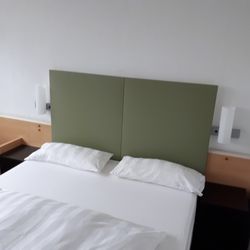 ibis Dresden Zentrum - Das Bett, eine weitere Decke lag im Schrank