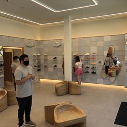 Allbirds - World's comfiest shoes are all on one side