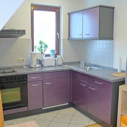 Ostseehaus Lana - Küche mit Kühschrank, Herd, Backofen, Spüle
