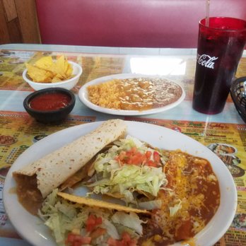 Chubby's - Large Combination platter with rice,refried beans,green chile,tostada,taco,Chile verse burrito,enchilada and tortillas. - Mexican Near Me - Salt Lake City, Utah Chubby's - Large Combination platter with rice,refried beans,green chile,tostada,taco,Chile verse burrito,enchilada and tortillas. - Mexican Near Me - Salt Lake City, Utah