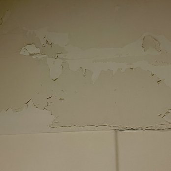 Americas Best Value Inn Blythe - Peeling paint above shower - Hotels Near Me - Blythe, California