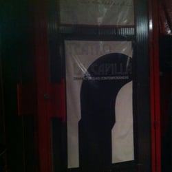 Puerta del teatro La Capilla