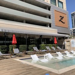 Hotel ZaZa Houston Memorial City - Outdoor heated pool connected to hotel restaurant