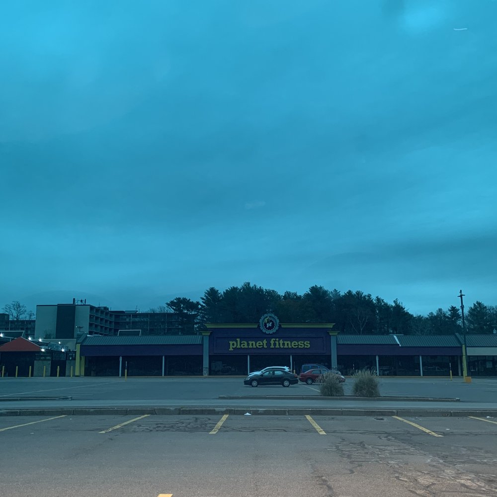 8am 11/13/2022 people outside waiting for the place to open 8am 11/13/2022 people outside waiting for the place to open