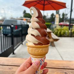 Super Duper Burgers - Vanilla Chocolate Soft Serve // IG: @munchwithmyan