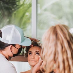 Perfectly Made - Ipo - Applying makeup