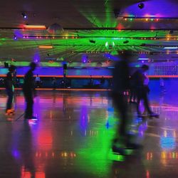 Skates Rollertainment - Skaters in action