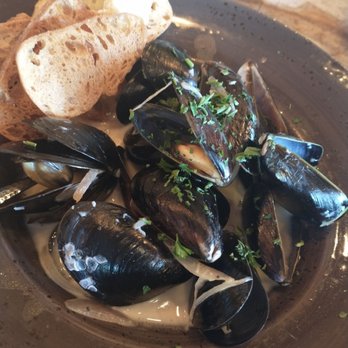 Downriggers - Steamed mussels with crostini - American Near Me - Friday Harbor, Washington Downriggers - Steamed mussels with crostini - American Near Me - Friday Harbor, Washington