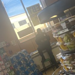 7-Eleven - Security no masks