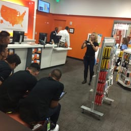 This is how a REAL retail store should operate. This is a photo of the crew at the AT$T store in Ala Moana Mall in Honolulu, HI. This is how a REAL retail store should operate. This is a photo of the crew at the AT$T store in Ala Moana Mall in Honolulu, HI.