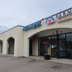 Tom's Pastry - Strip mall storefront.