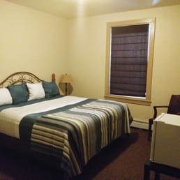 Hotel Cathlamet - King bed - Hotels Near Me - Cathlamet, Washington