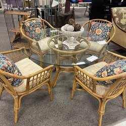Roundabouts Consignments - Outdoor dining table and chair set