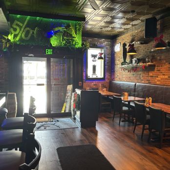 The Pearl - Dining area - Sports Bars Near Me - Manchester, Connecticut