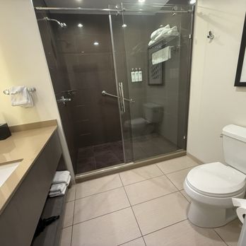 Hyatt House - Pittsburgh - Photo 5: Bathroom - Hotels Near Me - Pittsburgh, Pennsylvania Hyatt House - Pittsburgh - Photo 5: Bathroom - Hotels Near Me - Pittsburgh, Pennsylvania