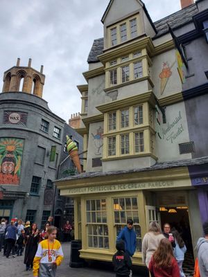 Florean Fortescue's Ice-Cream Parlour by null