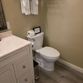 New Haven Inn - Queen Suite - Bathroom - Hotels Near Me - Solvang, California New Haven Inn - Queen Suite - Bathroom - Hotels Near Me - Solvang, California