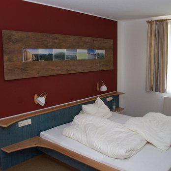 Hotel Gut Vorwald - Blick in ein Schlafzimmer einer Ferienwohnung. - German Near Me - Schmallenberg, NW Hotel Gut Vorwald - Blick in ein Schlafzimmer einer Ferienwohnung. - German Near Me - Schmallenberg, NW
