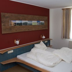 Hotel Gut Vorwald - Blick in ein Schlafzimmer einer Ferienwohnung.