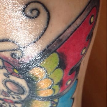 Electrikal - Sara Spinelli tatuando como becaria - Tattoo Near Me - Burgos, BU