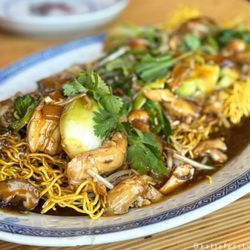 Patois Toronto - Jerk chicken chow mein (crispy)