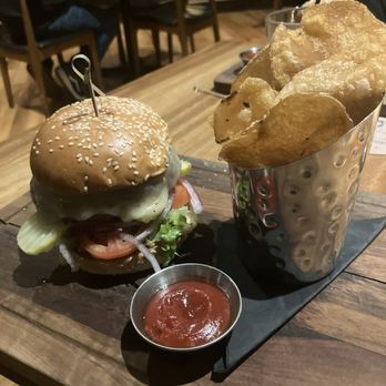 GRANVILLE - I ordered the Classic Cheeseburger and it came with homemade kettle Herb Potato Chips - New American Near Me - Burbank, California GRANVILLE - I ordered the Classic Cheeseburger and it came with homemade kettle Herb Potato Chips - New American Near Me - Burbank, California
