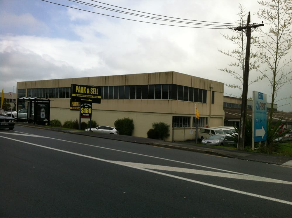 PARK AND SELL Updated August 2024 217 Archers Road, Auckland, New