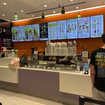 Presotea - Bright interior - Bubble Tea Near Me - Laval, Quebec
