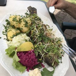 Forelle gebraten mit Beilagen