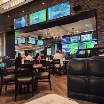 32 Brews Street - Breweries Near Me - Elk Grove, California