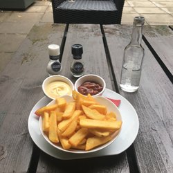De Kronkel - Fries , curry , mayo. The essentials, glass half full