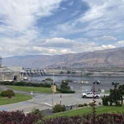 Rocky Reach Dam Park - Driving into the park. The bigger picture