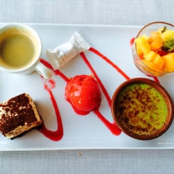 Restaurant Les Cygnes - Café gourmand. Glace aux framboises, crème brûlée aux pistaches, tiramisu et salade de fruits.