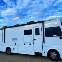 B'tox Babe - This is our mobile MedSpa that brings wellness and beauty straight to you! We'll meet you at your home, office or somewhere private!
