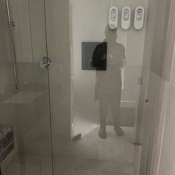 Nova Hotel - Shower - Hotels Near Me - Brooklyn, New York
