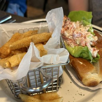 Speaks Clam Bar - St. Armands Circle - Lobster roll - Seafood Near Me - Sarasota, Florida